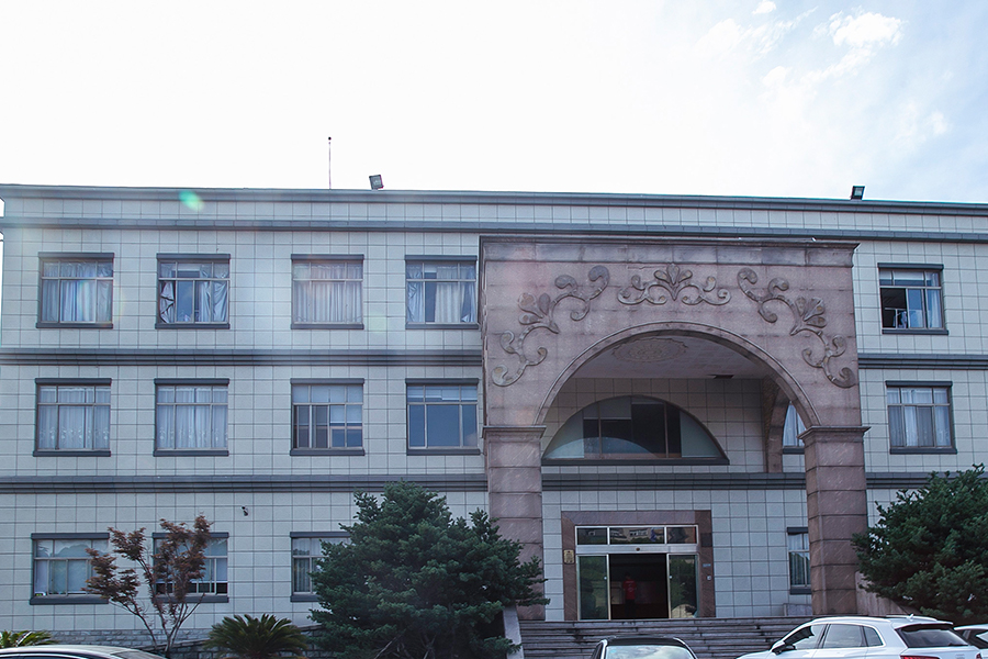 Zhejiang Yachangin värjäys- ja kudontayrityksen toimistorakennus (graniitti)